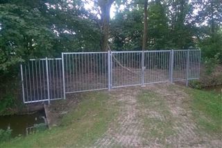 Spijlenhekwerk met draaipoort voor terreinbeveiliging in Kampen